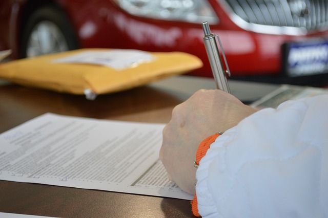 photo legal: depicting someone signing a contract